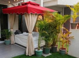 Aura Abode with private jaccuzi, hotel a Karjat