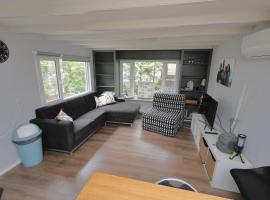 Gezellig chalet met openbaar zwembad op de Veluwe!, hotel em Hoenderloo