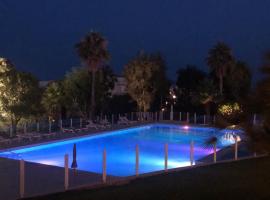 Cozy studio with swimming pool and tennis, Hotel in Vallauris