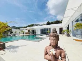 Luxury Villa with Unique Glass Pool 5BR 10 Guests