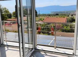 Sunny House Loutraki is a modern loft studio with views of the bay and mountains on the top floor with a separate entrance and private parking