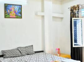 Sambhavi guest house، فندق في فريندافان