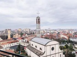 City Center Stay with Balcony View, 2BR, Sleeps 5