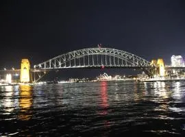 Harbour Bridge Views at Pool Sleeps 4 Parking
