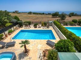 Seaview Villa in Peyia | Private pool & jacuzzi by VICHY Holidays, ξενοδοχείο σε Paphos