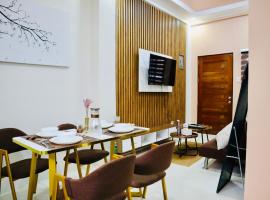 FYLL Homes - Ysabella Suite Stylish Art Deco 1-Bed Apartment with FREE Parking Near Pagsanjan Falls & Caliraya, hôtel à Cavinti
