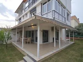 Detached Villa for 10 People with Garden and Parking