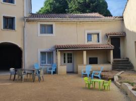 Maison de village avec un étage sur rez-de-chaussée et cour privative, hotel a Rochegude