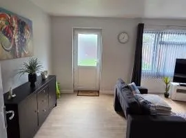 Langcliffe near warwick hospital, free parking, fast wifi, sleeps 5