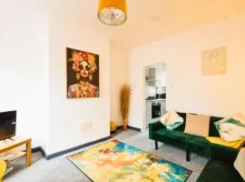 Boho Retreat, Near Peak District, Parking, Sleeps 6, Long Stay Accommodation