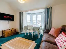 New Forest Flat Steps from Brockenhurst Station, Sleeps 4