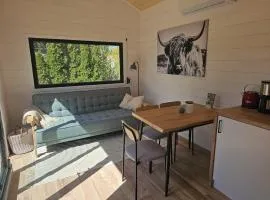 Modernes Tiny House mit Terrasse und Parkplatz
