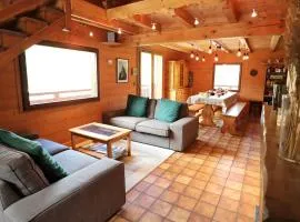 Chalet Familial pour 10 Pers. à Proximité des Pistes et Commerces avec Cheminée et Wifi - FR-1-342-232