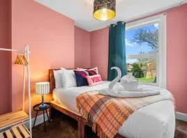 Stylish 3BR Victorian House Garden, BBQ, Parking