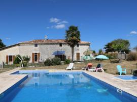 Au Charme Charentais Gite geel, hotel a Blanzaguet-Saint-Cybard