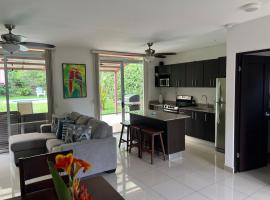 Private Pool, Walk to Beach -Los Delfines, hotell i Paquera