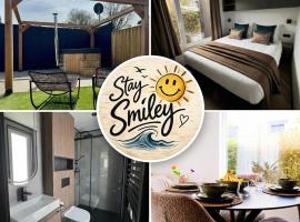 Luxury chalet Stay Smiley with hottub - Includes FREE pool access, hotel di heinkenszand