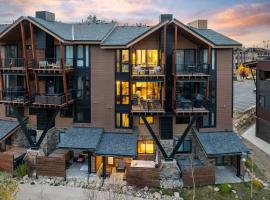 Downtown WP River Front Villa 244 I Private Hot Tub I Great Views I Activity Program، فندق في وينتر بارك