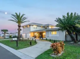 SAND CASTLE-Fun For Big Groups-Walk to Beach, Heated Pool, Lanai