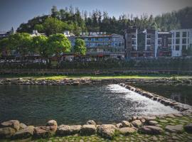 Zhangjiajie Platinum Riverside Hotel -Near Forest Park EastGate about 10 Min Walk - English Butler, Free Luggage Storage, Tour Plan -reserve tickets for various scenic spots-Self-Service Laundry, Hotel in Zhangjiajie