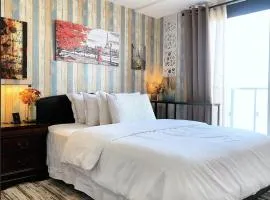 Downtown Toronto Condo with Balcony & Workspace