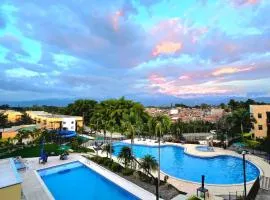 Apartamento vacacional con 4 piscinas, jacuzzi y sauna EXCELENTE UBICACIÓN a 5 minutos del Aeropuerto y 20 minutos del Parque del Café