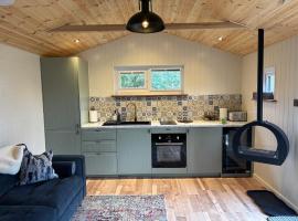 Cabin in Aviemore, dog friendly with a fire, khách sạn ở Aviemore