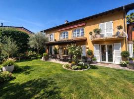 GOLDEN HILL - Elegant bright and spacious rooms with garden and shared kitchen a short walk from the supermarket, Hotel in Collina d'Oro