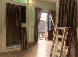 Mountain Goat Wooden Capsules Hostel 247, Hotel in Ninh Bình