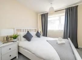 Cosy Sleeps 9 Leisure Contractors