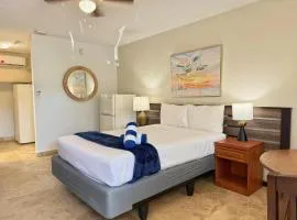 Stylish Beach Studio with Pool and Workspace Apt19