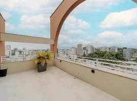 IVVI | Panorâmico · Terraço 360º: Design & Vista da Serra no Centro!