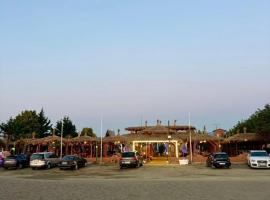 Sea View Wooden Houses, отель в Лежи