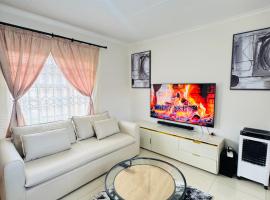HomelyVest Homestay, hôtel à Carletonville