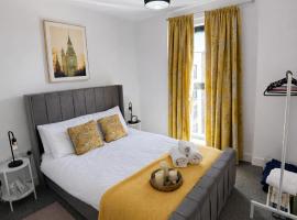 Luxe 1BR Apartment with Balcony - Free Parking, Hotel in Colnbrook