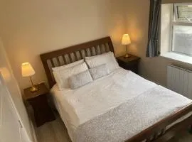 MeadowView Apartment B - 2 mins walk to Carrigaline town, sleeps 4