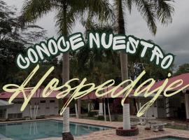 Hospedaje con acceso al rio y piscina en finca la fortuna con piscina, amplias zonas sociales y verdes, Hotel in La Concepción