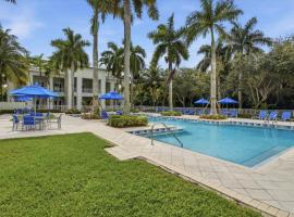 Spacious 1BR Loft Villa - Pool Golf - Doral Downtown, отель в Майами