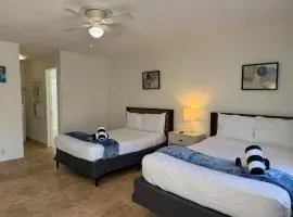 Sunny Studio by the Pool Near Beach and Dining Apt6