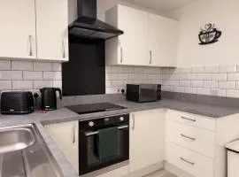 Woody Bank 3 Bed Sleeps 5 Parking WiFi Contractors