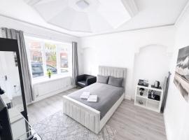 The Villas โรงแรมในRock Ferry