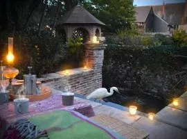 Ensemble au bord de la rivière, salle de jeu familiale, village médiéval , 2h de Paris