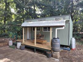 Forest Gypsy Tiny Home, hotel din Barkers Vale