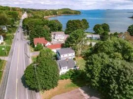 Charming Stylish & Cozy Coastal Retreat