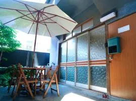 BLUE HOUSE - Traditional Home - 5min, Beach, Bus, Train