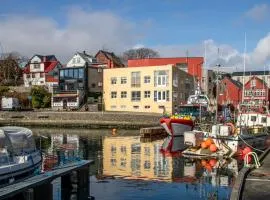Yellow Marine - apartments - marina view - downtown stay