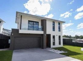 Macarthur Stay - Spacious 4BR Home with Outdoor Area