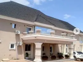 De prominent hotel and suites