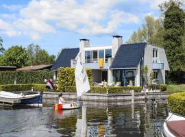Family Home with Loosdrechtse Plassen access, hotel din Loosdrecht