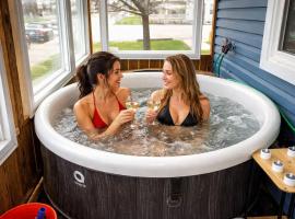 Hot Tub, Walk to Caesars, Free Parking, Sleeps 8, hotel v mestu Windsor
